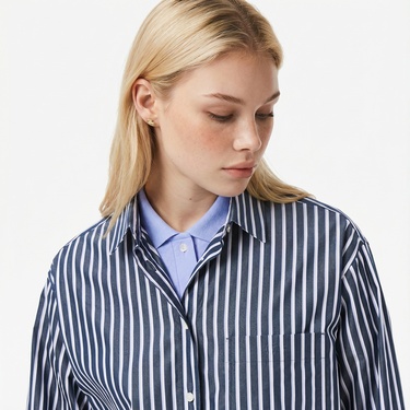  Lacoste Kadın Oversize Fit Düğmesiz Yaka Çizgili Lacivert Gömlek