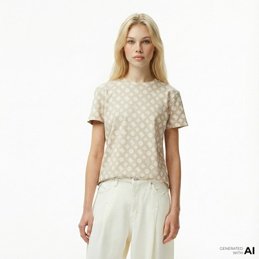  Guess Gloria Regular Fit Kadın Krem T-Shirt