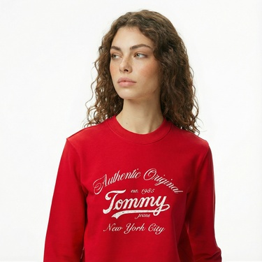  Tommy Jeans Regular Essential Logo Kadın Kırmızı Sweatshirt