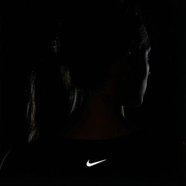  Nike One Fitted Kadın Siyah Top Crop T-Shirt