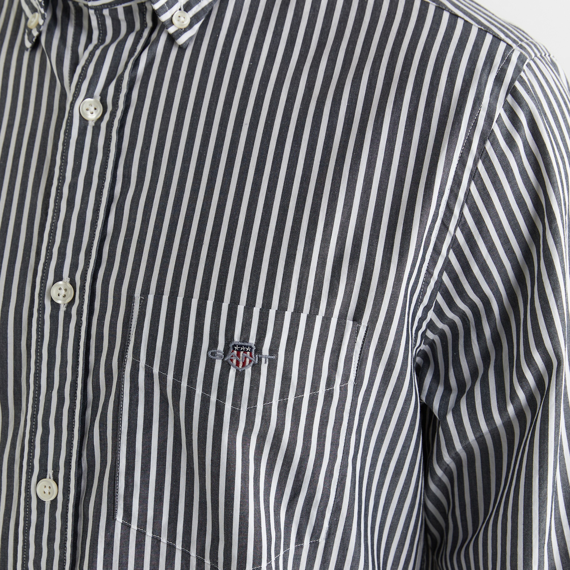 GANT Erkek Siyah Regular Fit Düğmeli Yaka Çizgili Poplin Gömlek