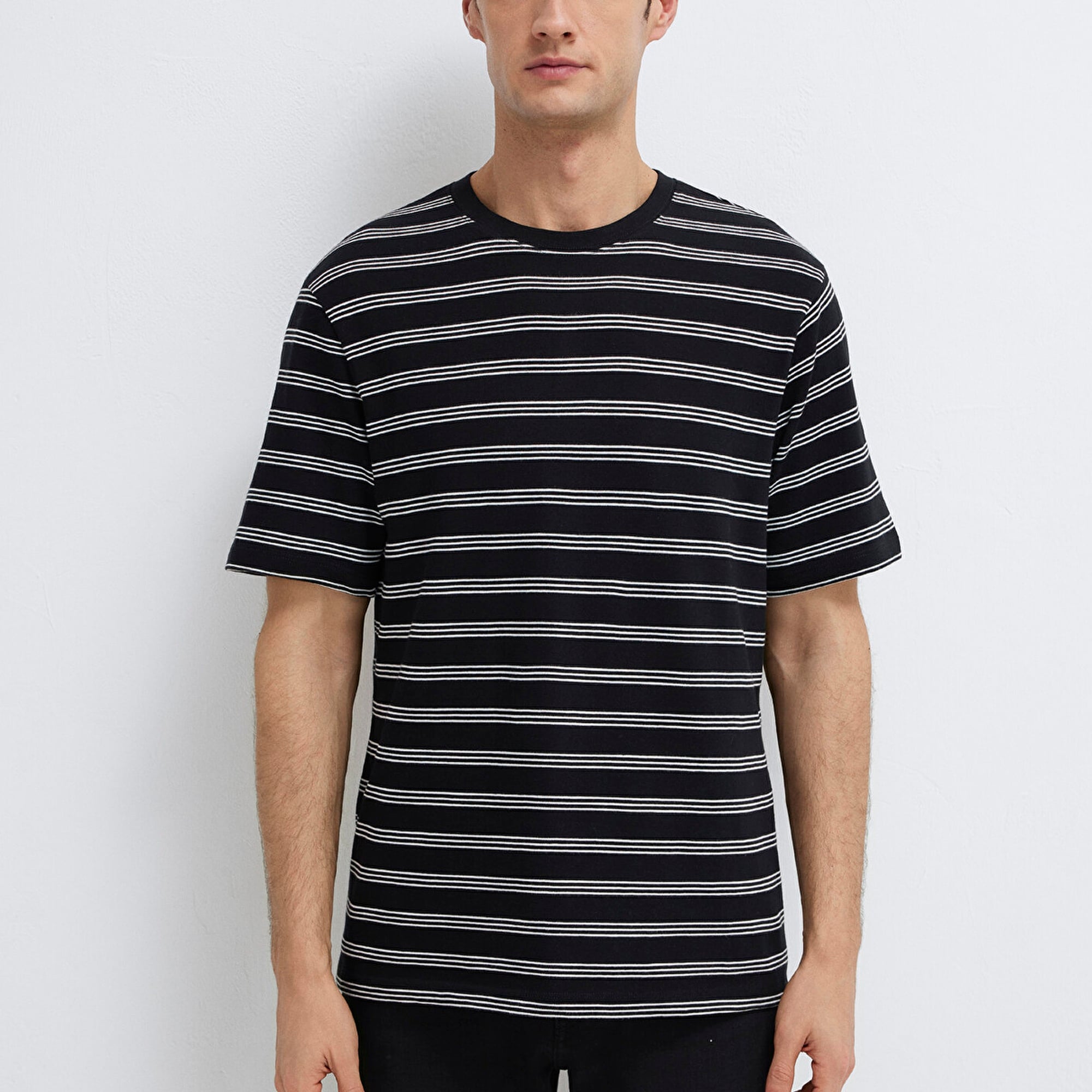 Mavi Çizgili Siyah Tişört Regular Fit / Normal Kesim 0613134-900