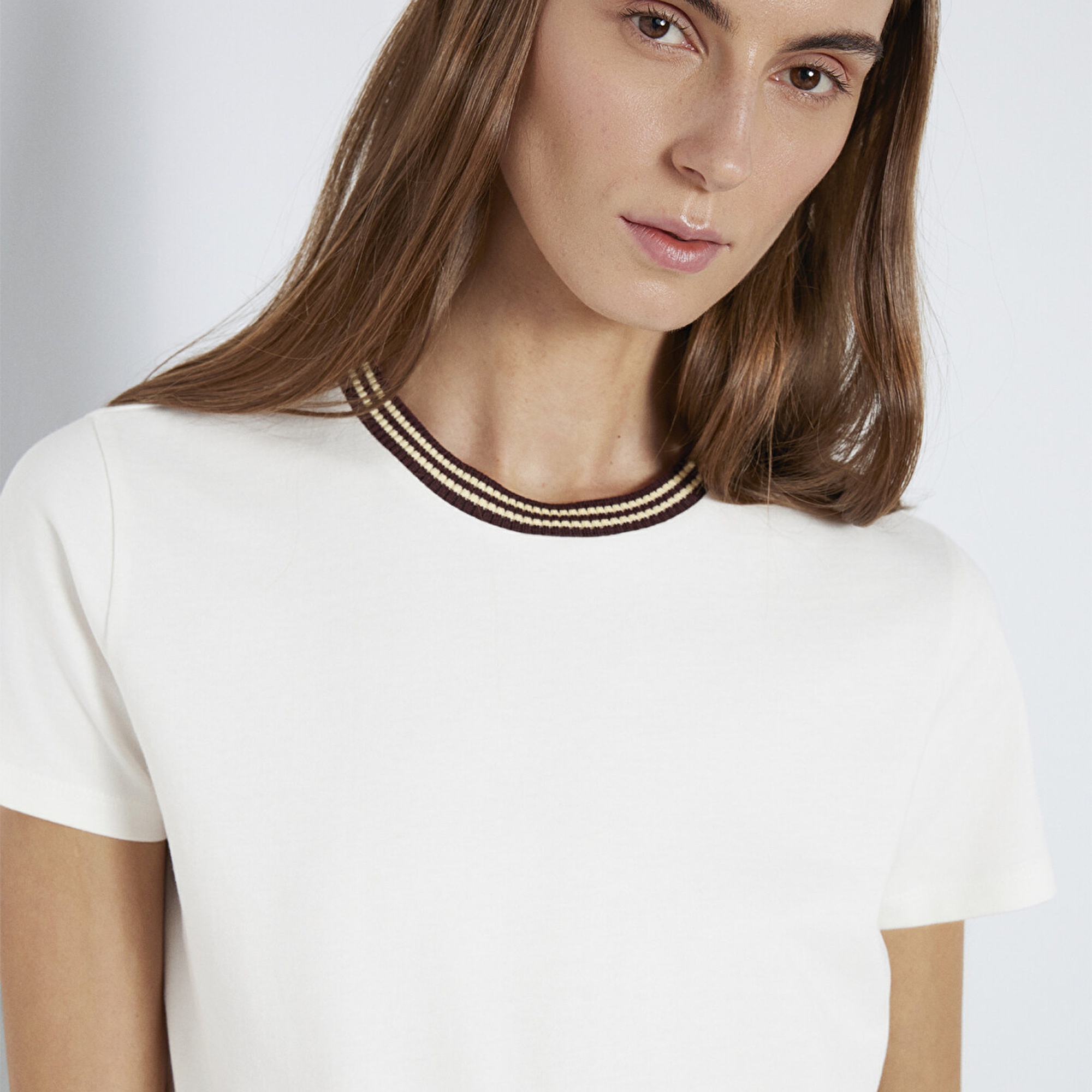 Mavi Yaka Detaylı Ekru Tişört Semi Slim Fit / Yarı Dar Kesim 1613747-70048