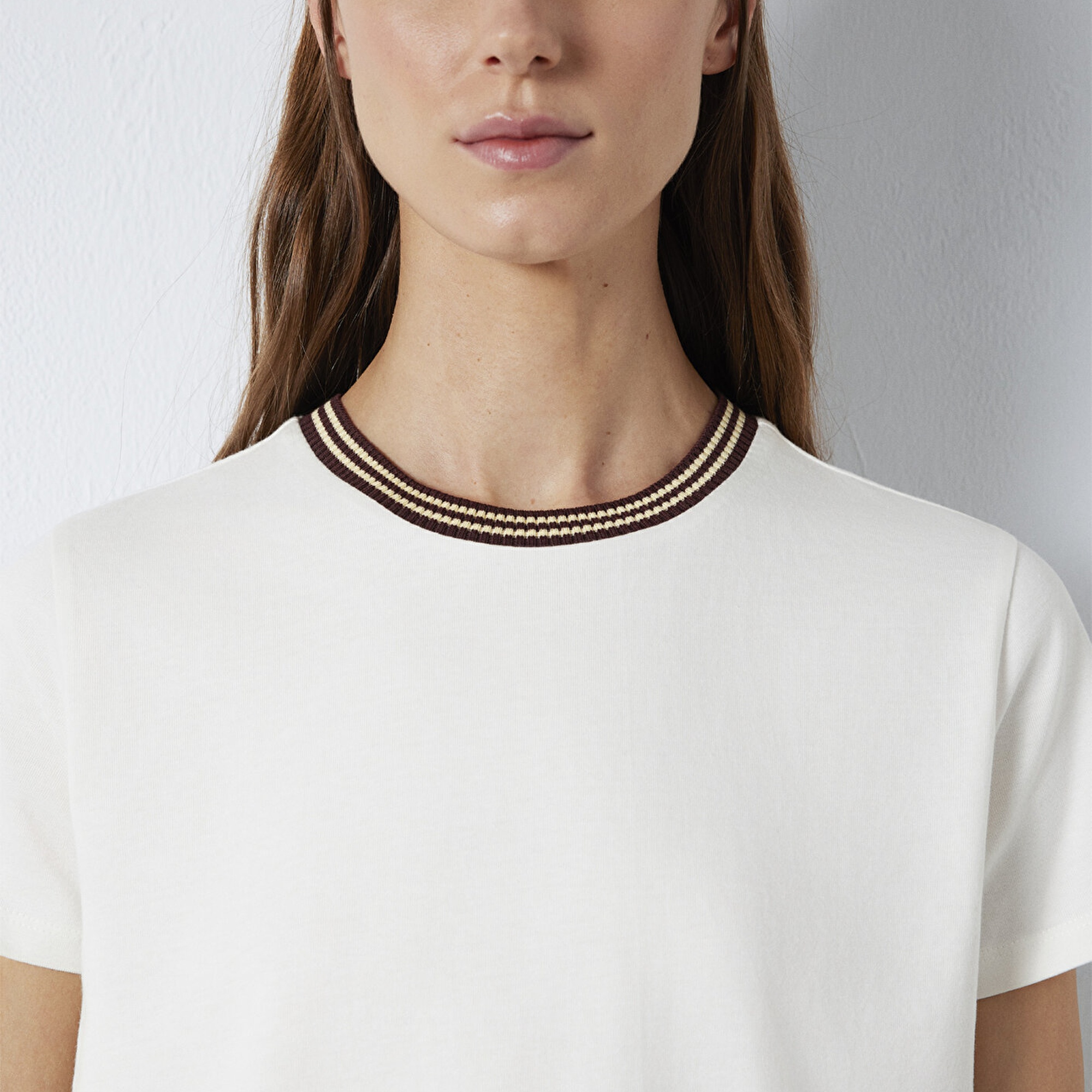 Mavi Yaka Detaylı Ekru Tişört Semi Slim Fit / Yarı Dar Kesim 1613747-70048