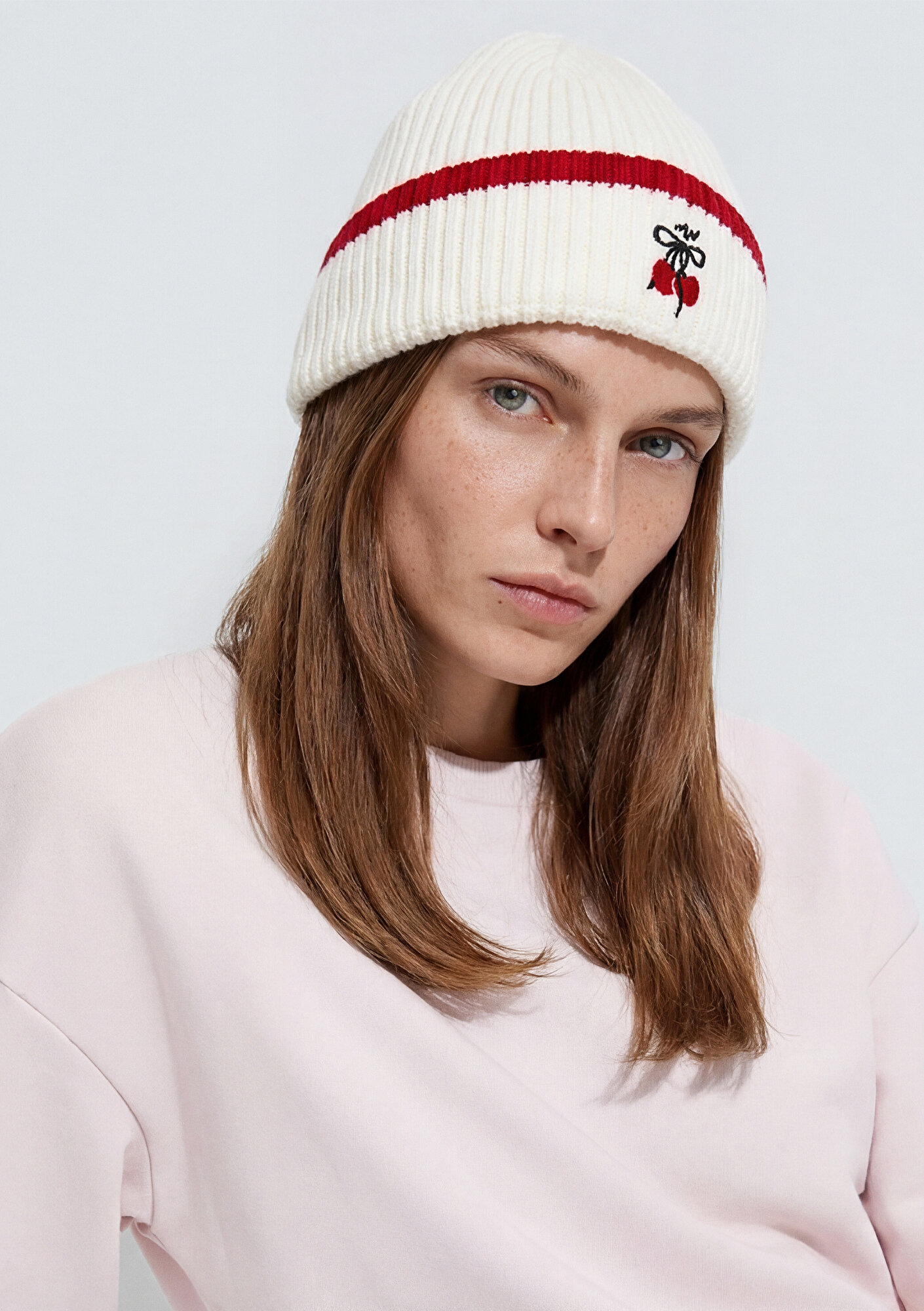  Mavi İşlemeli Ekru Bere 1913832-34523