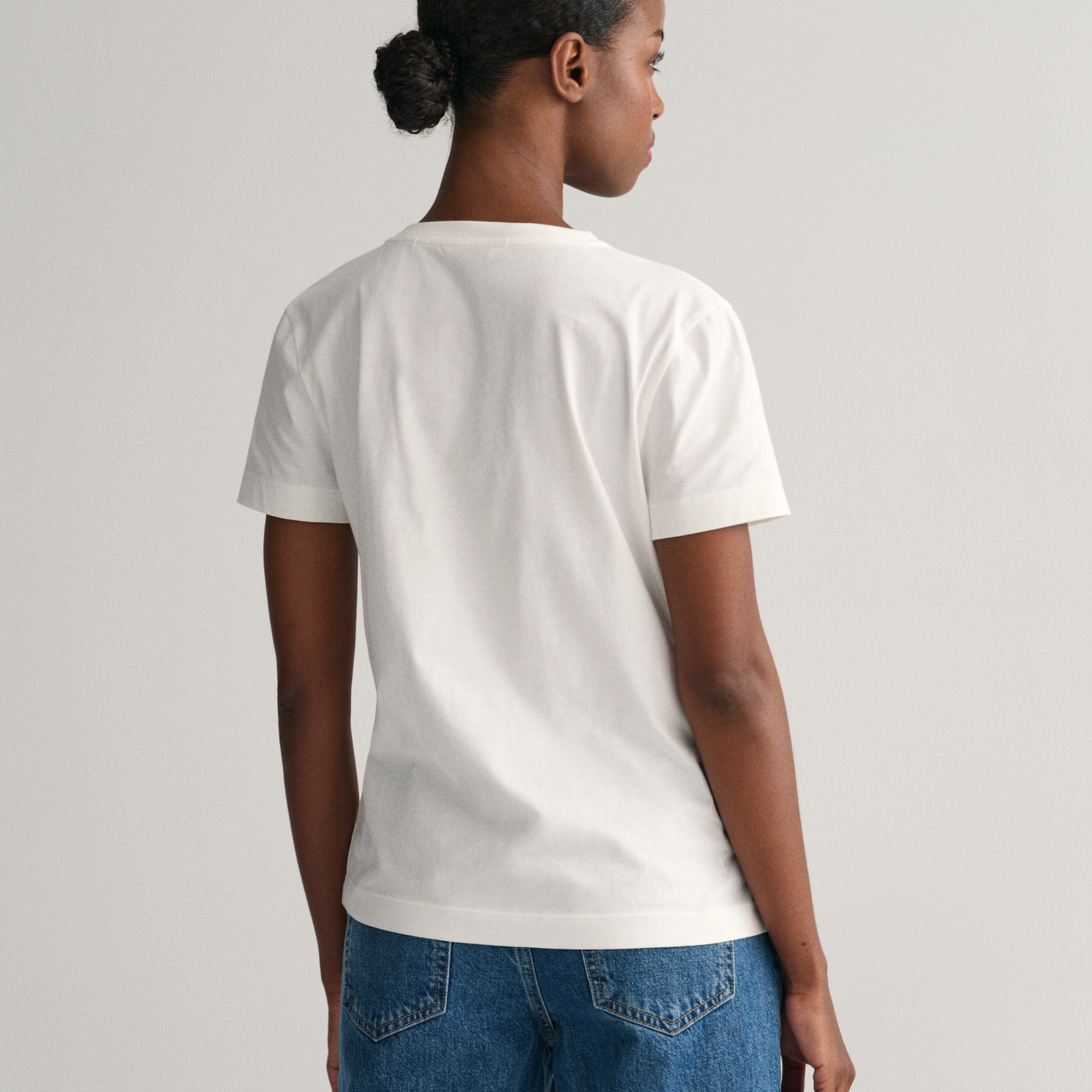 GANT Kadın Beyaz V Yaka Regular Fit Logolu T-Shirt