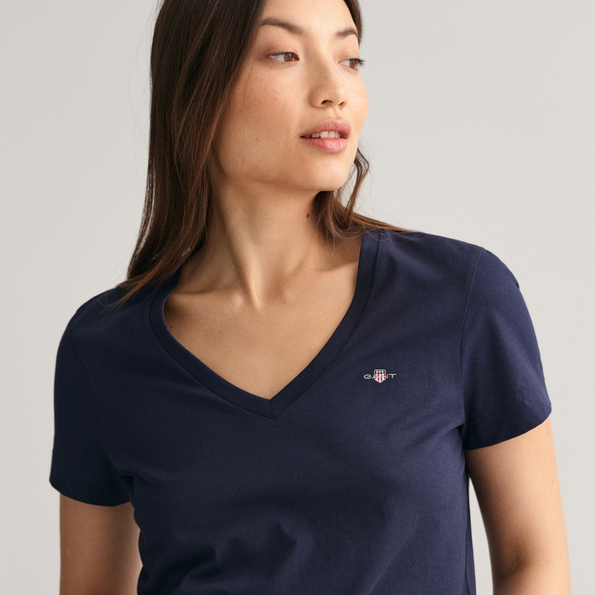 GANT Kadın Mavi V Yaka Regular Fit Logolu T-Shirt