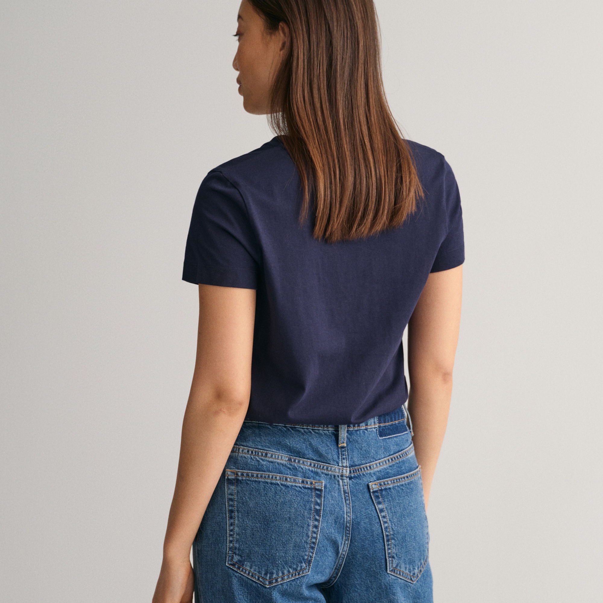 GANT Kadın Mavi V Yaka Regular Fit Logolu T-Shirt