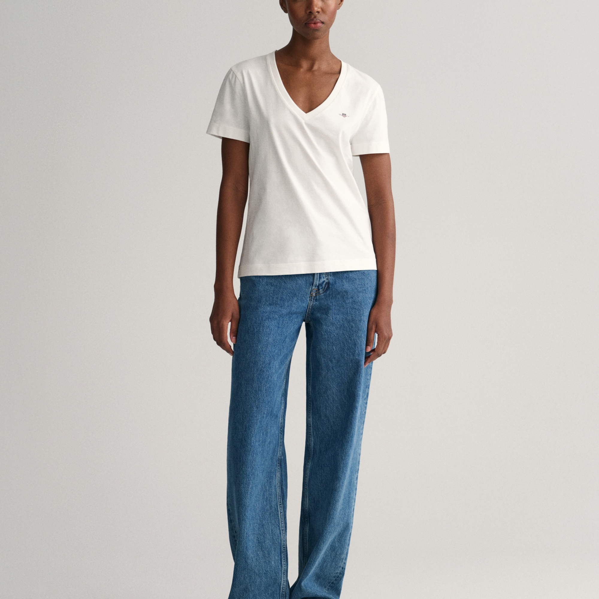 GANT Kadın Beyaz V Yaka Regular Fit Logolu T-Shirt