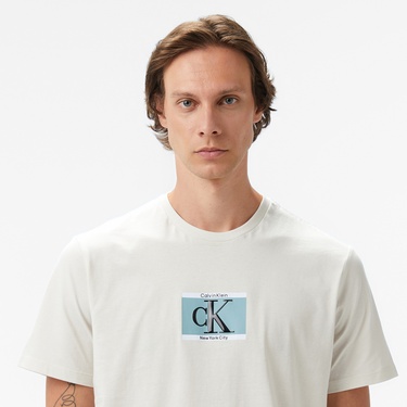  Calvin Klein Box Tape Graphic Erkek Beyaz T-Shirt
