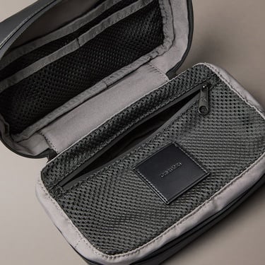  Calvin Klein Utility Dopp Kit Hanger Erkek Siyah El Çantası