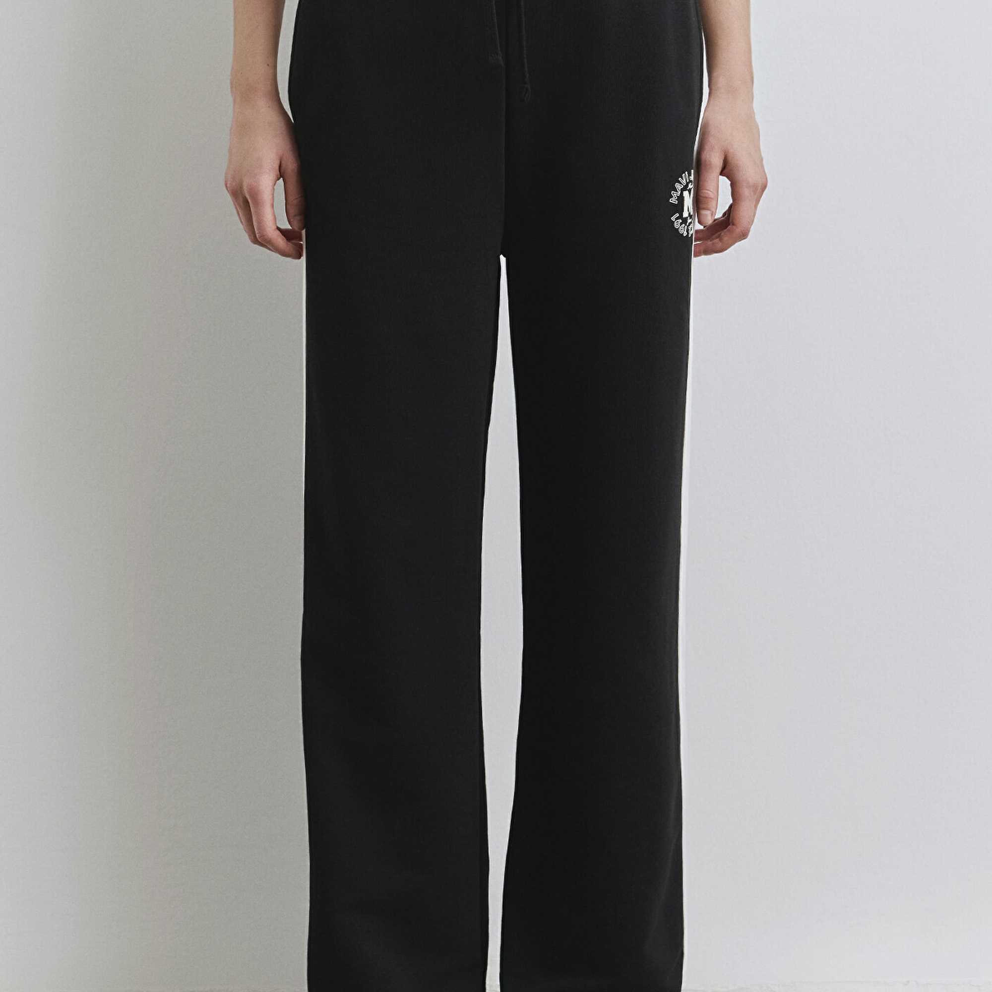 Mavi Mavi Logo Şerit Detaylı Siyah Eşofman Altı 1011038-900