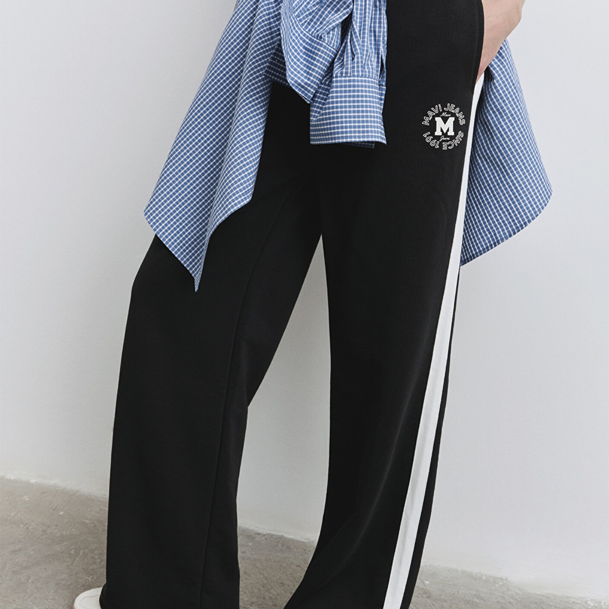 Mavi Mavi Logo Şerit Detaylı Siyah Eşofman Altı 1011038-900