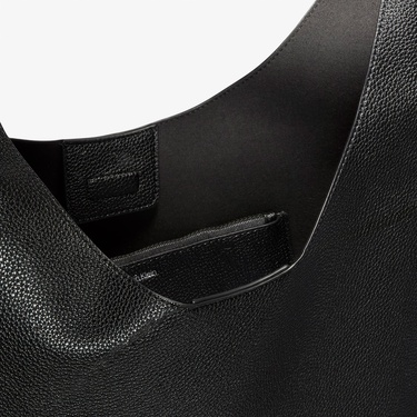  Calvin Klein Slouchy Pebble Medium Kadın Siyah Omuz Çantası