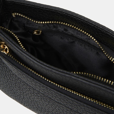  Kadın Siyah Dokulu Fermuar Detaylı Postacı Çantası