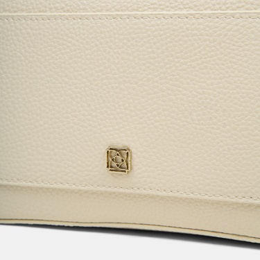  Kadın Ekru Gold Detaylı Postacı Çantası