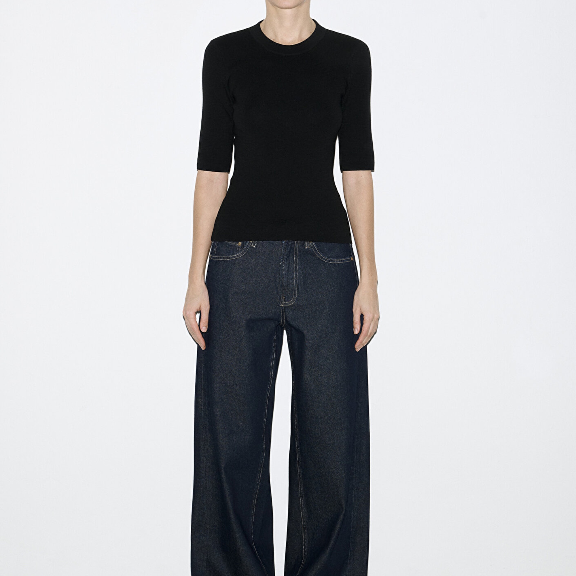 Mavi Sırt Detaylı Siyah Kazak Fitted / Vücuda Oturan Kesim 1710862-900