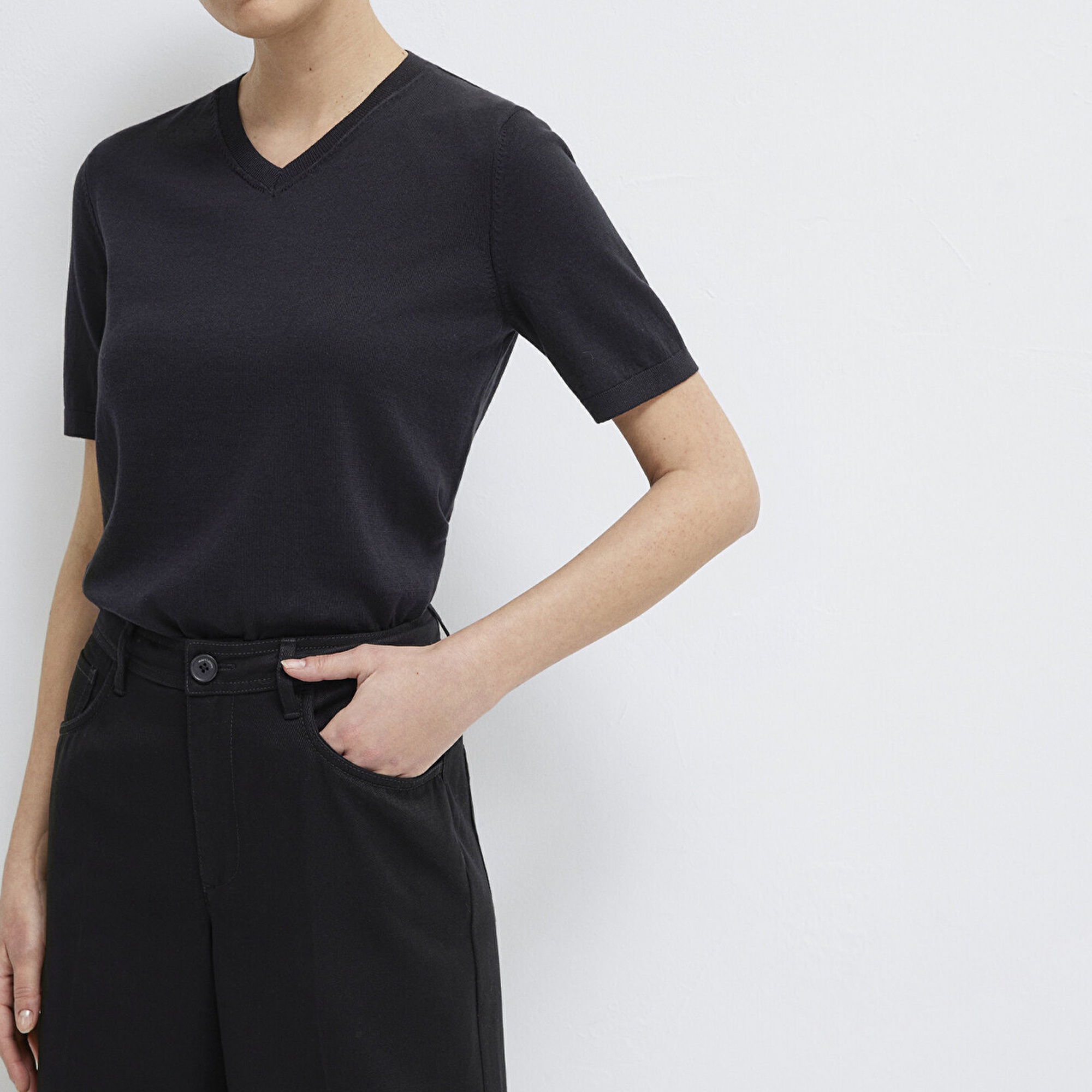 Mavi V-Yaka Siyah Kazak Regular Fit / Normal Kesim 1710868-900