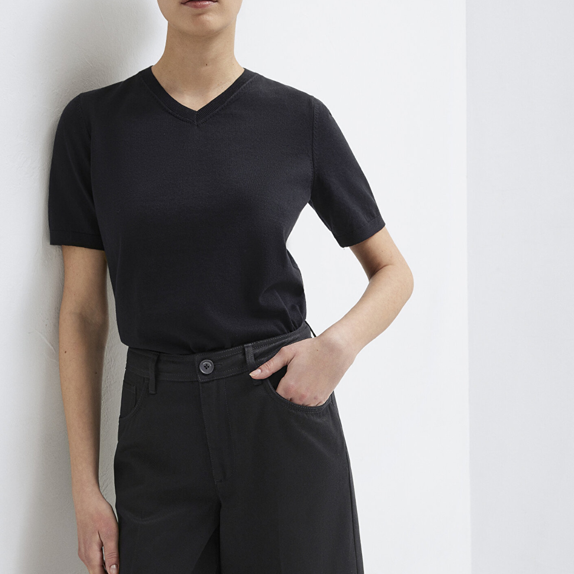 Mavi V-Yaka Siyah Kazak Regular Fit / Normal Kesim 1710868-900