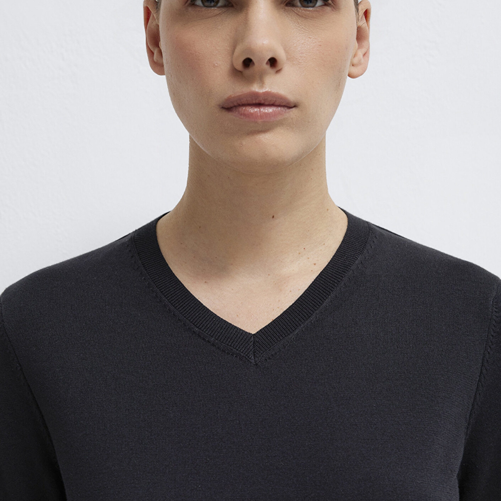 Mavi V-Yaka Siyah Kazak Regular Fit / Normal Kesim 1710868-900