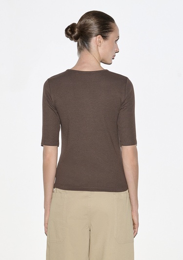  Mavi Düğme Detaylı Kahverengi Tişört Fitted / Vücuda Oturan Kesim 1613852-71603