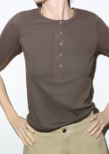  Mavi Düğme Detaylı Kahverengi Tişört Fitted / Vücuda Oturan Kesim 1613852-71603