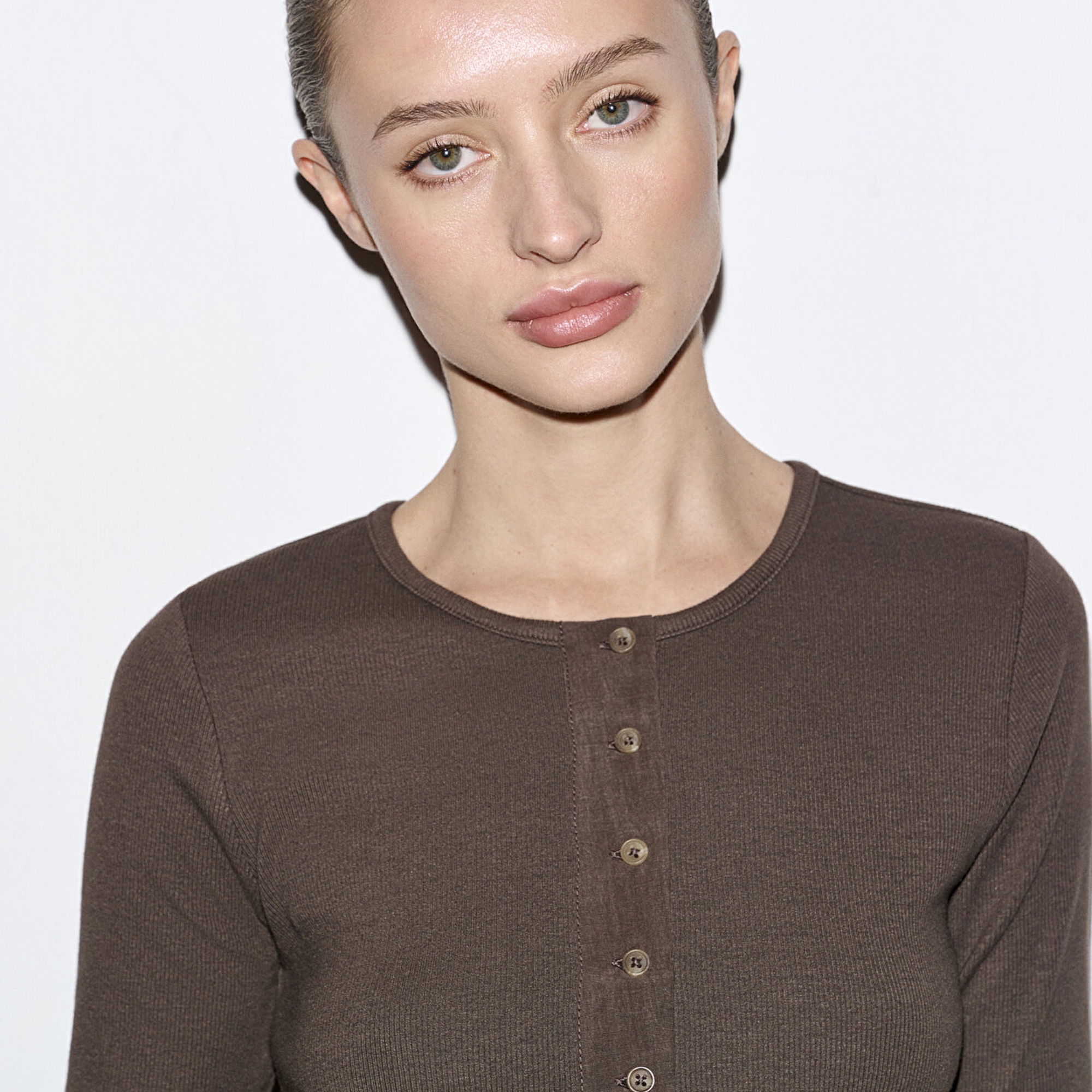 Mavi Düğme Detaylı Kahverengi Tişört Fitted / Vücuda Oturan Kesim 1613852-71603