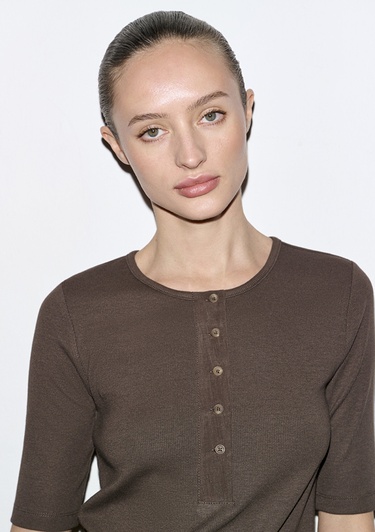  Mavi Düğme Detaylı Kahverengi Tişört Fitted / Vücuda Oturan Kesim 1613852-71603