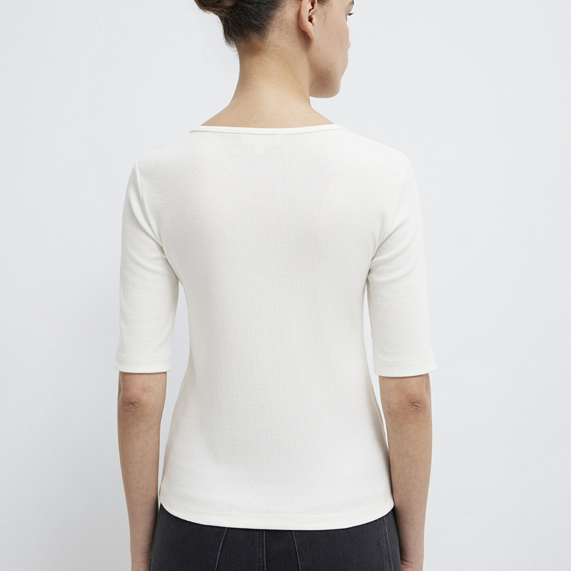 Mavi Düğme Detaylı Ekru Tişört Fitted / Vücuda Oturan Kesim 1613852-70051