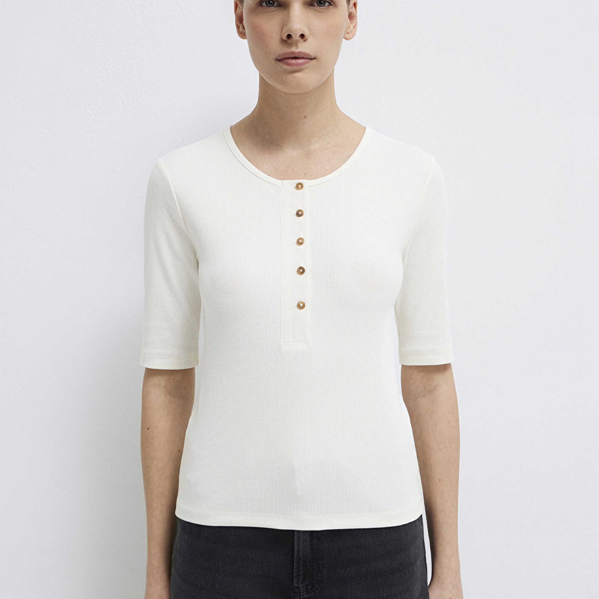 Mavi Düğme Detaylı Ekru Tişört Fitted / Vücuda Oturan Kesim 1613852-70051