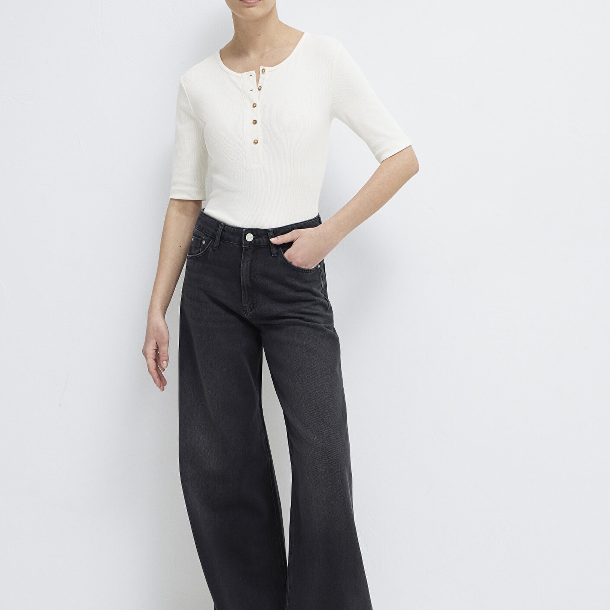 Mavi Düğme Detaylı Ekru Tişört Fitted / Vücuda Oturan Kesim 1613852-70051