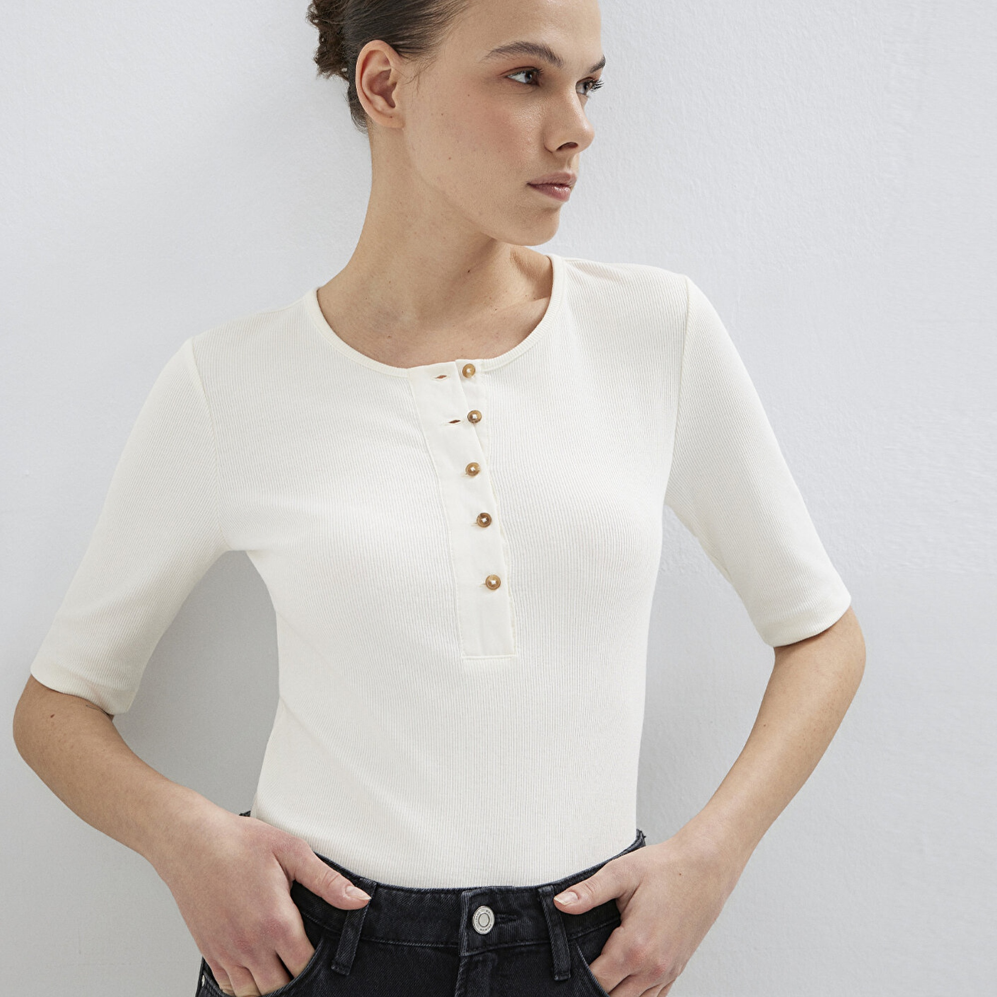 Mavi Düğme Detaylı Ekru Tişört Fitted / Vücuda Oturan Kesim 1613852-70051