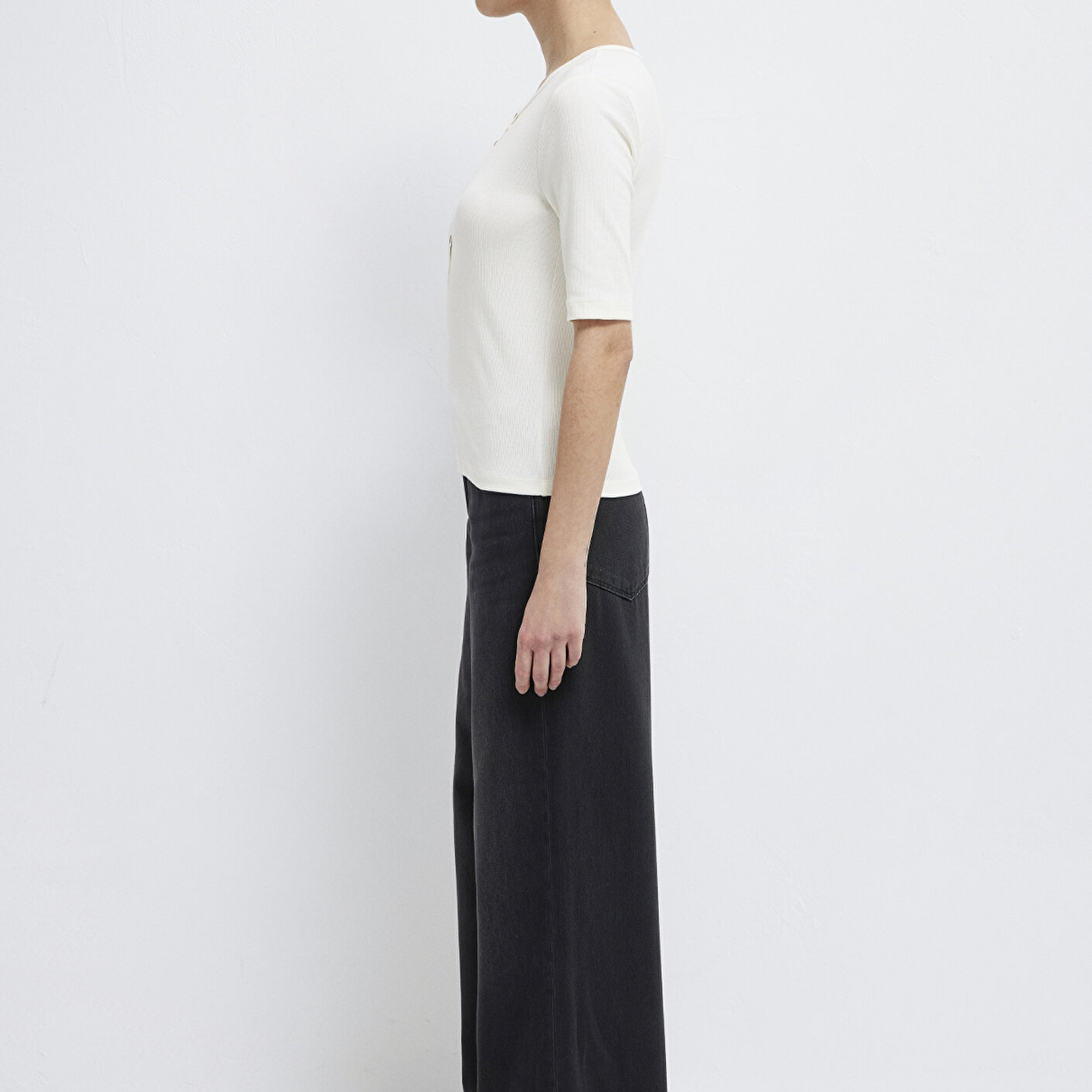 Mavi Düğme Detaylı Ekru Tişört Fitted / Vücuda Oturan Kesim 1613852-70051