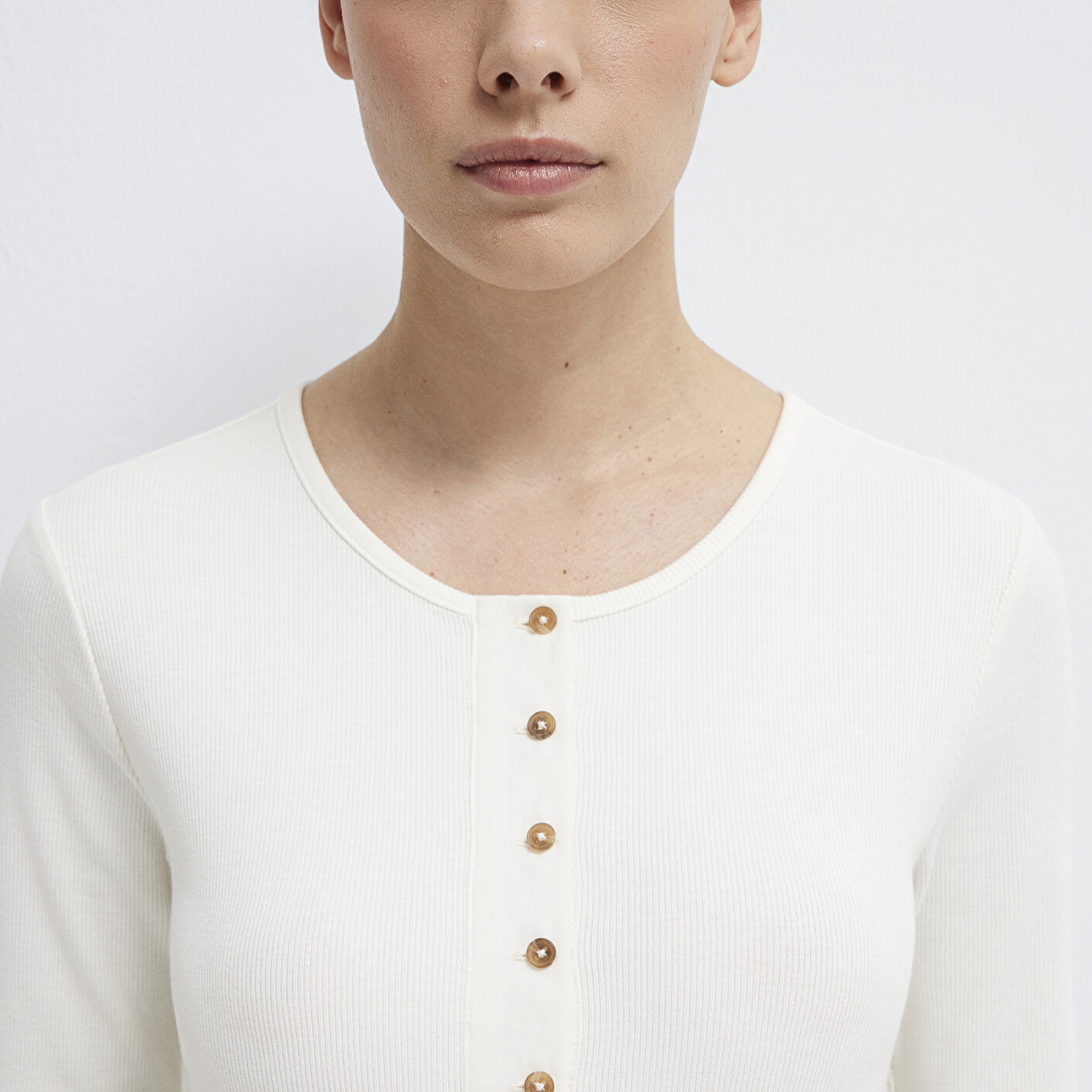 Mavi Düğme Detaylı Ekru Tişört Fitted / Vücuda Oturan Kesim 1613852-70051