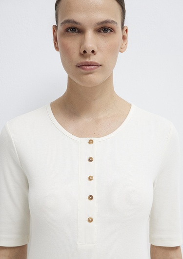  Mavi Düğme Detaylı Ekru Tişört Fitted / Vücuda Oturan Kesim 1613852-70051