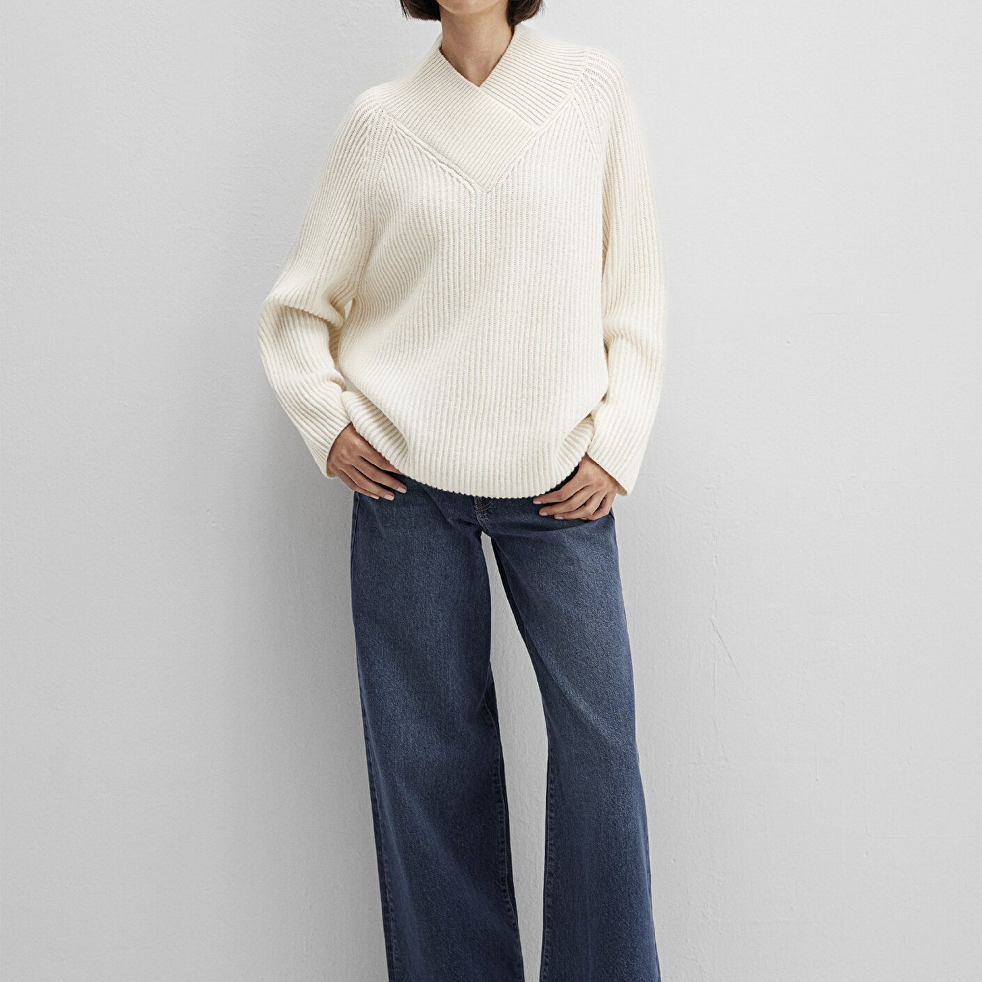 Mavi Yün Karışımlı Ekru V Yaka Kazak Oversize / Geniş Kesim 1710829-70057