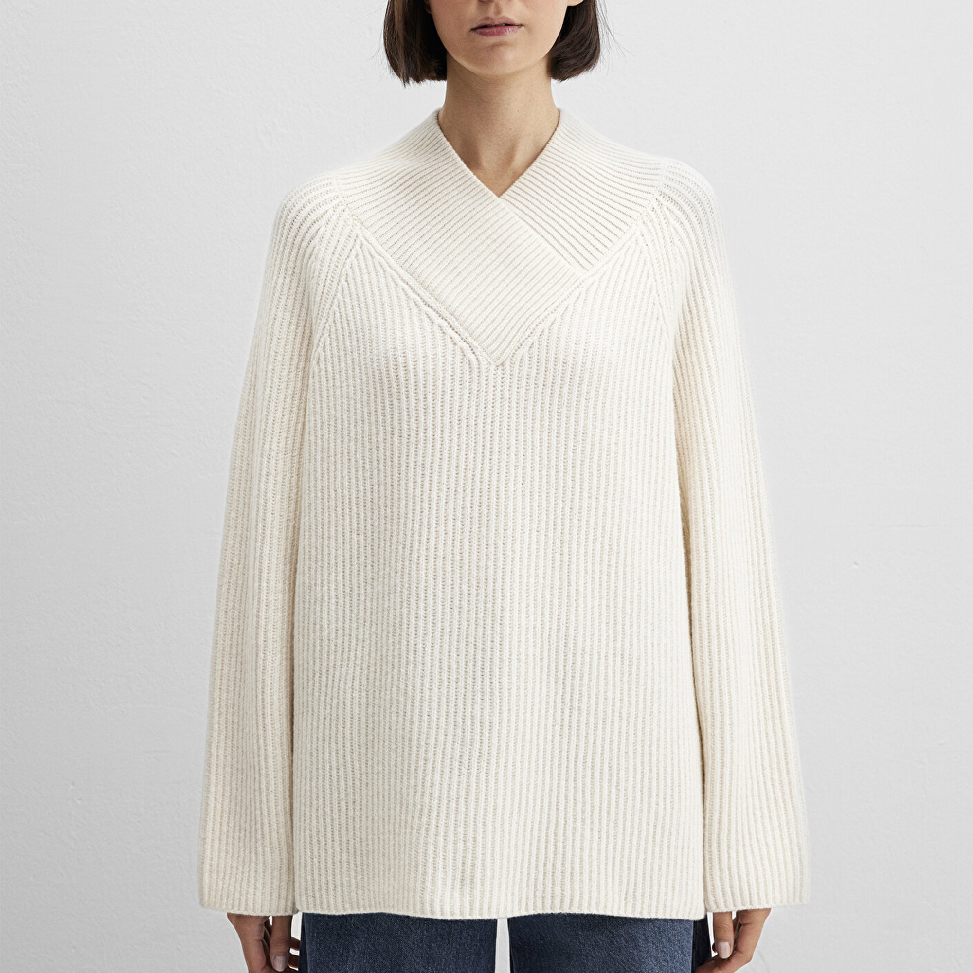 Mavi Yün Karışımlı Ekru V Yaka Kazak Oversize / Geniş Kesim 1710829-70057