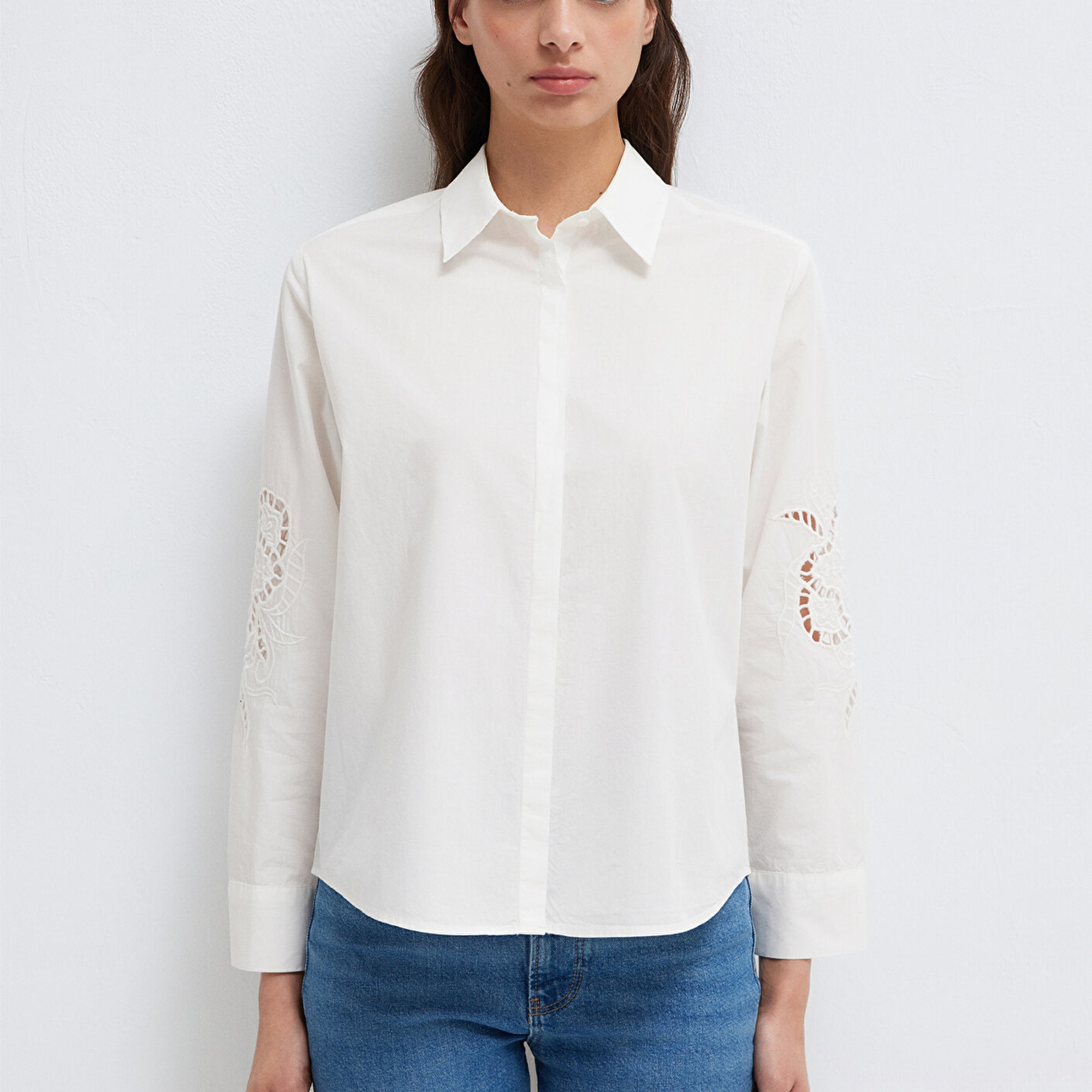 Mavi Nakış Detaylı Ekru Gömlek Loose Fit / Bol Rahat Kesim 1211382-70057