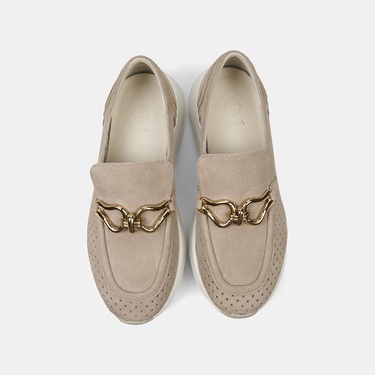  Kadın Bej Metal Aksesuarlı Dolgu Topuklu Süet Spor Ayakkabı