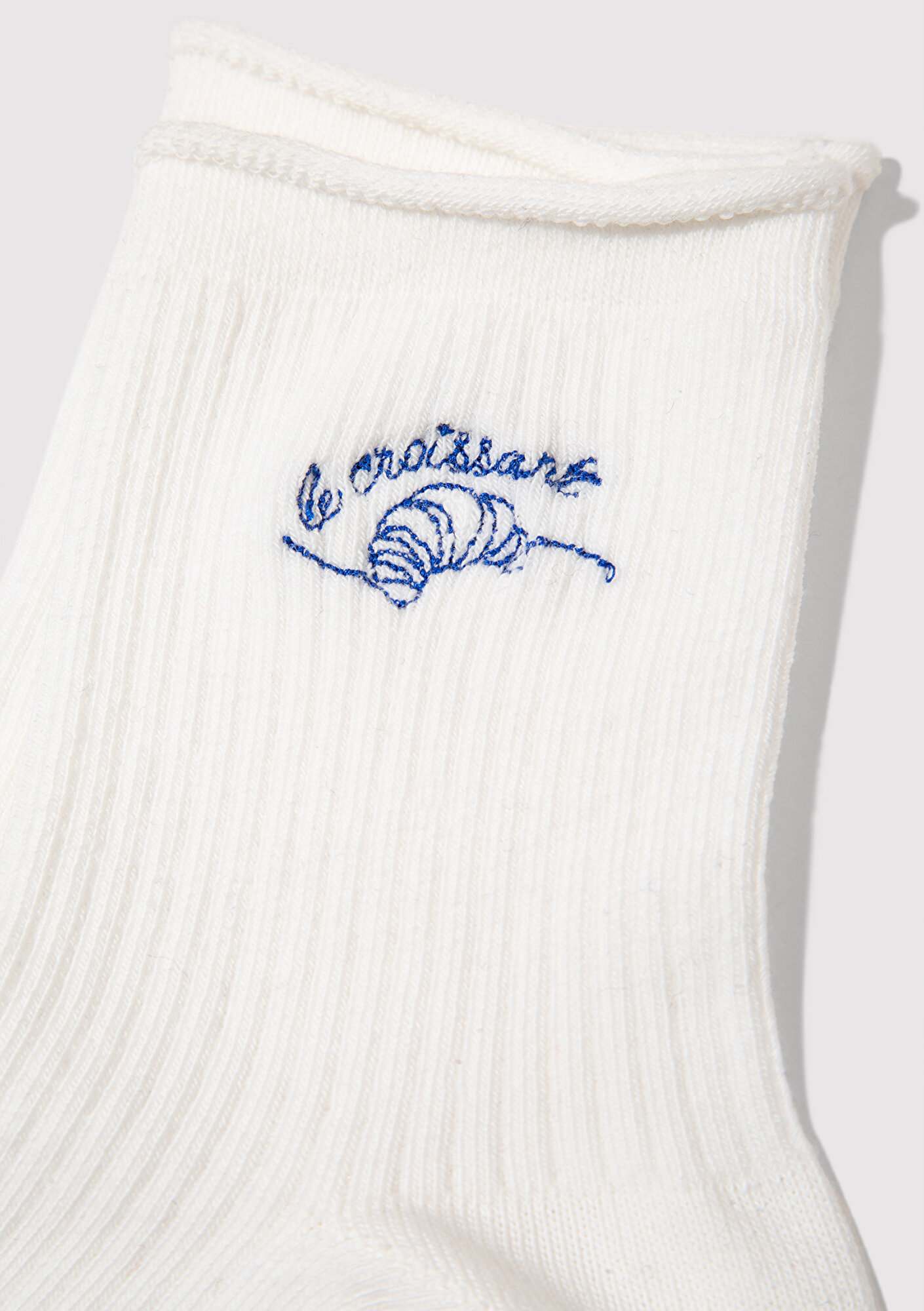 Mavi Kruvasan Nakışlı Beyaz Soket Çorap 1913816-620